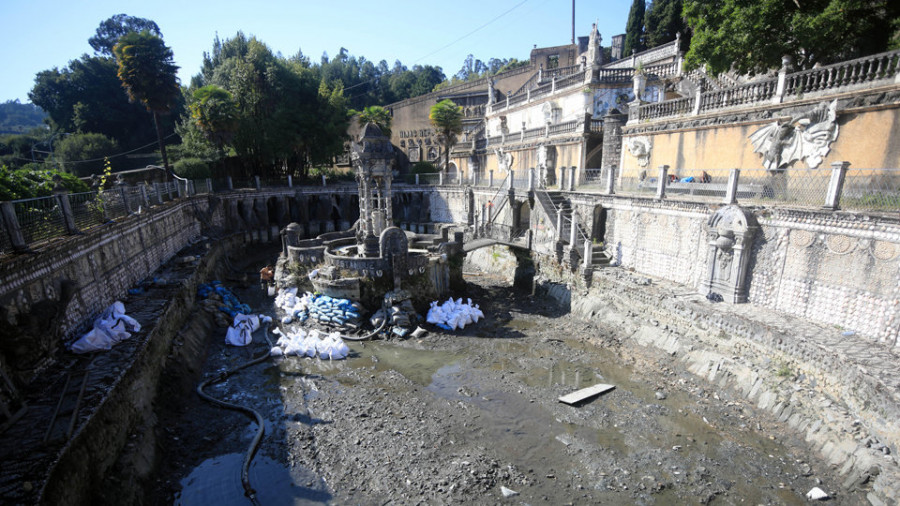 Betanzos halla piezas perdidas de El Pasatiempo al retirar 200 toneladas de lodos del Retiro