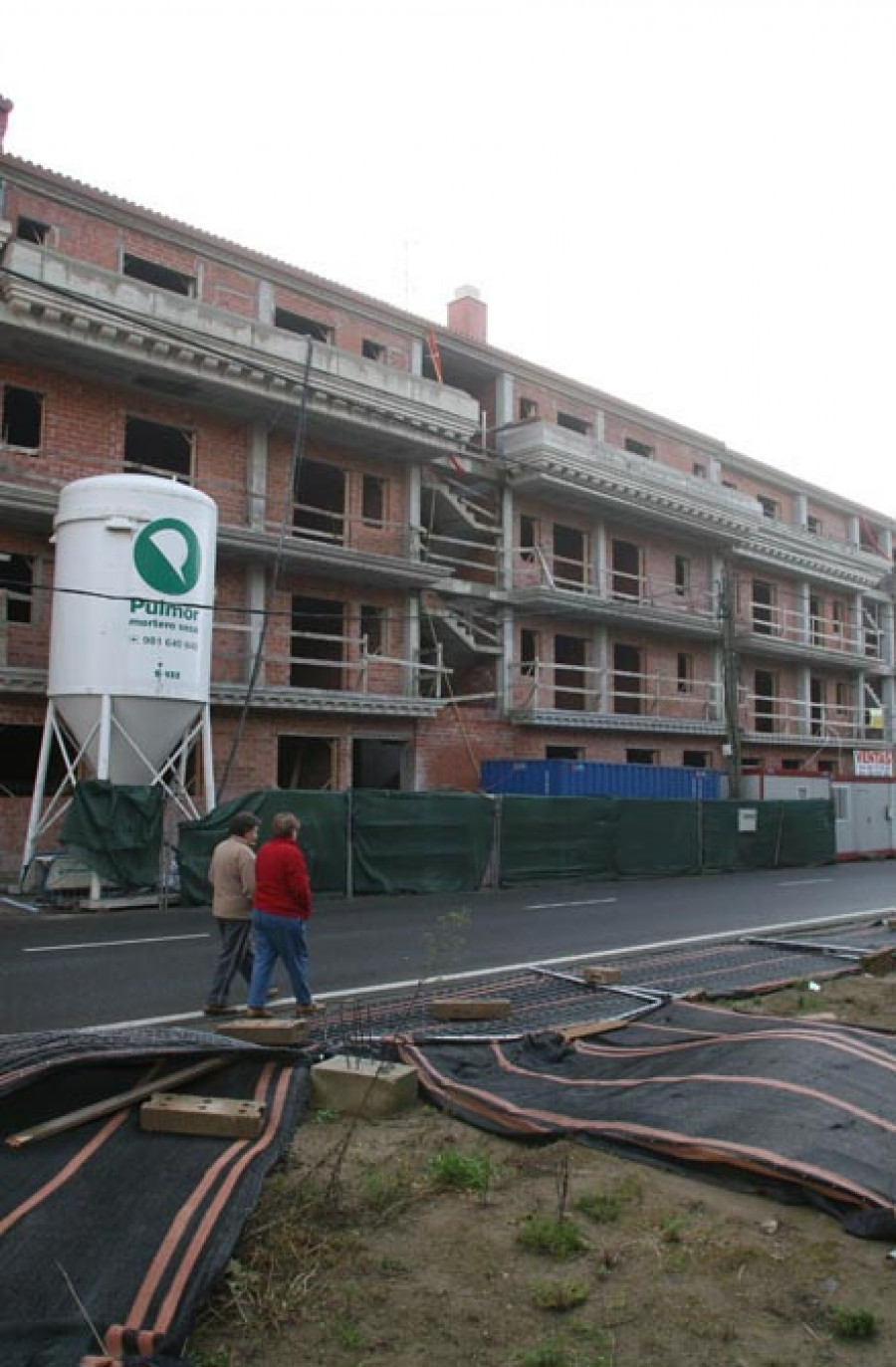 Retiran una valla que bloqueó durante meses las obras en la calle del Mandeo