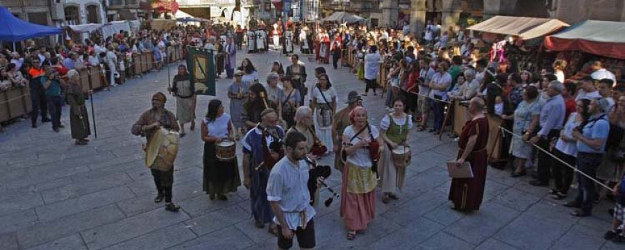 La “arribada” del señor de Andrade marca el inicio de la Feira Medieval