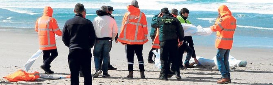 Aparecen flotando en la playa de Soesto los cadáveres de dos pescadores de Laxe