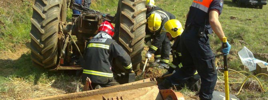 Un septuagenario fallece en Coristanco aplastado por su tractor que volcó cuando trabajaba en su finca >