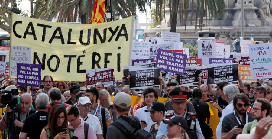 Choques con gritos a favor y en contra del rey y la unidad obligan a intervenir a los Mossos d’Esquadra