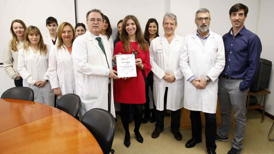 El grupo de Reumatología del Chuac recibe un premio por su investigación clínica