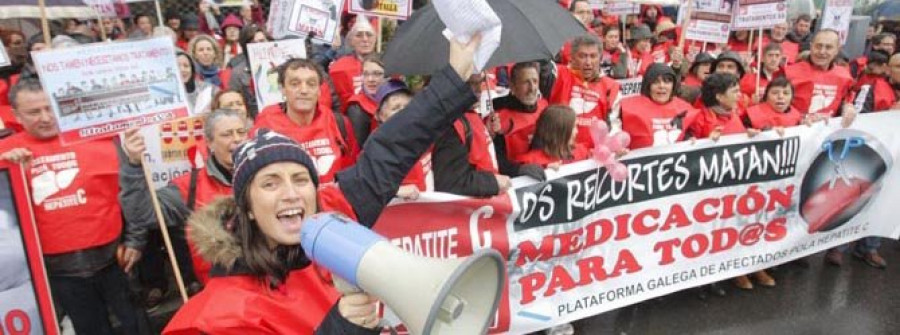 Centenares de enfermos de hepatitis C gritan en Santiago que sin trabas no habrá protestas