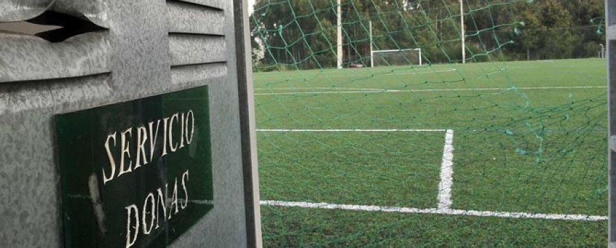 Rompe la puerta del campo de fútbol de Freán para que acceda una ambulancia