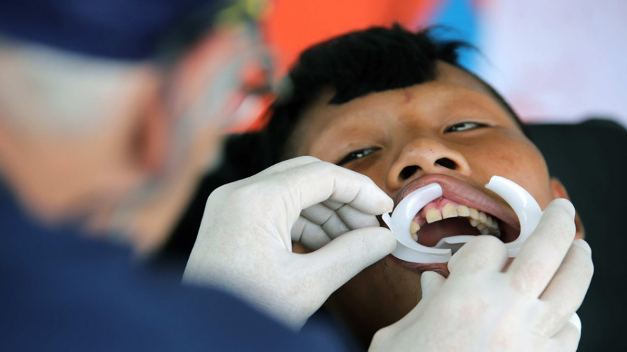 Una tribu del Amazonas recupera sus dientes con prótesis