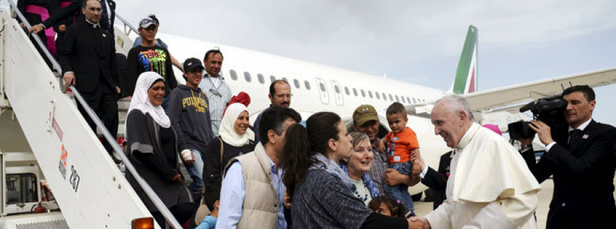 El papa regresa  al Vaticano con  doce refugiados  de la isla de Lesbos
