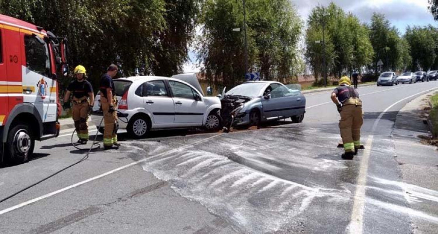 Una colisión frontal entre dos vehículos se salda con cuatro heridos leves y un perro muerto