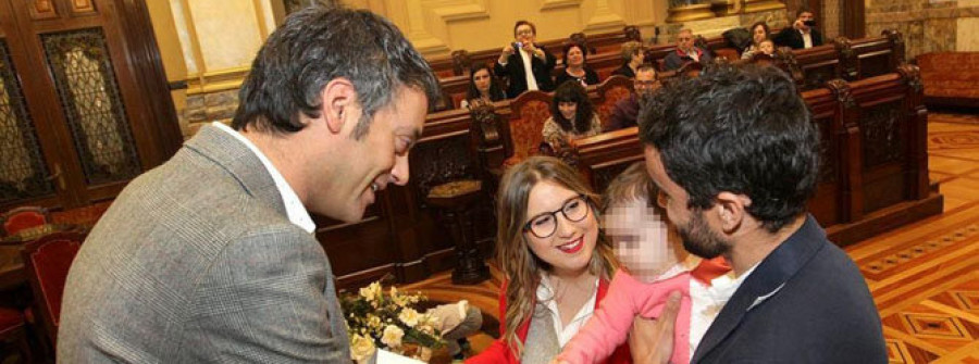 El salón de plenos del Palacio Municipal acoge los primeros recibimientos civiles de A Coruña