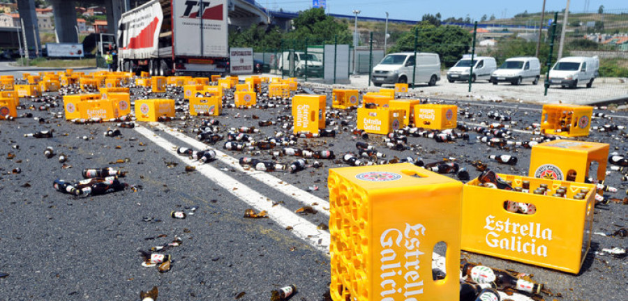 Un camión desparrama 600 litros de cerveza Estrella Galicia en la entrada de Pocomaco