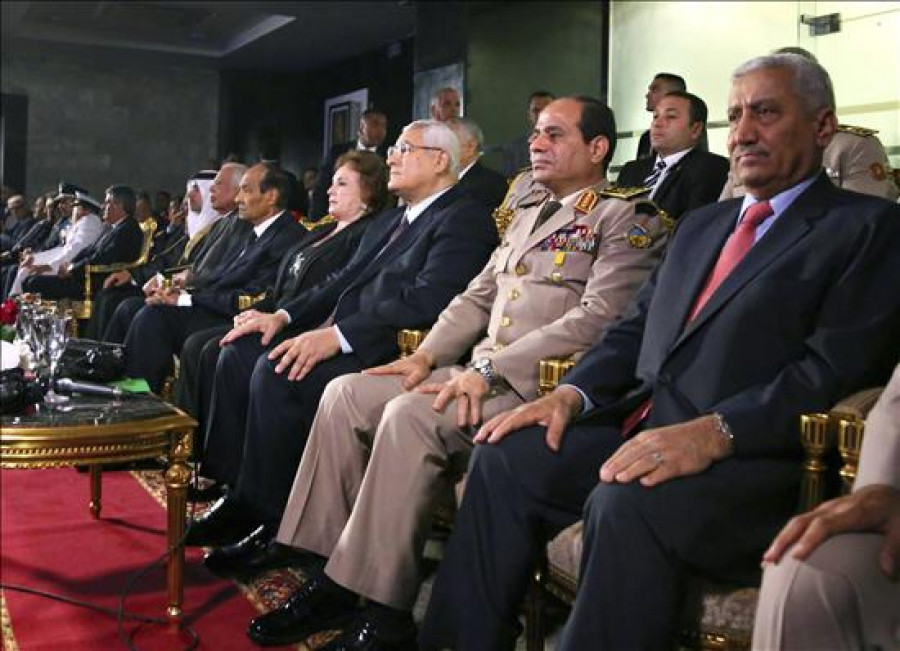 El presidente egipcio se reúne con el rey saudí en su primer viaje al exterior