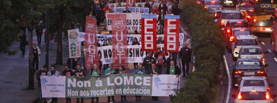 Miles de coruñeses salen a la calle para defender la educación pública