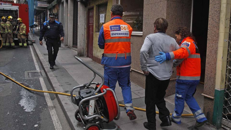 Un espectacular fuego en la ronda de Nelle alarma a toda la ciudad