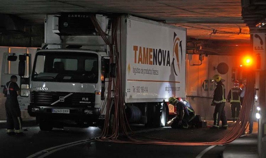 Un camión atasca el túnel de María Pita por segunda vez