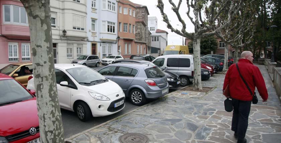 Empresarios de la Ciudad Vieja piden la ORA para evitar “los coches ventosa”