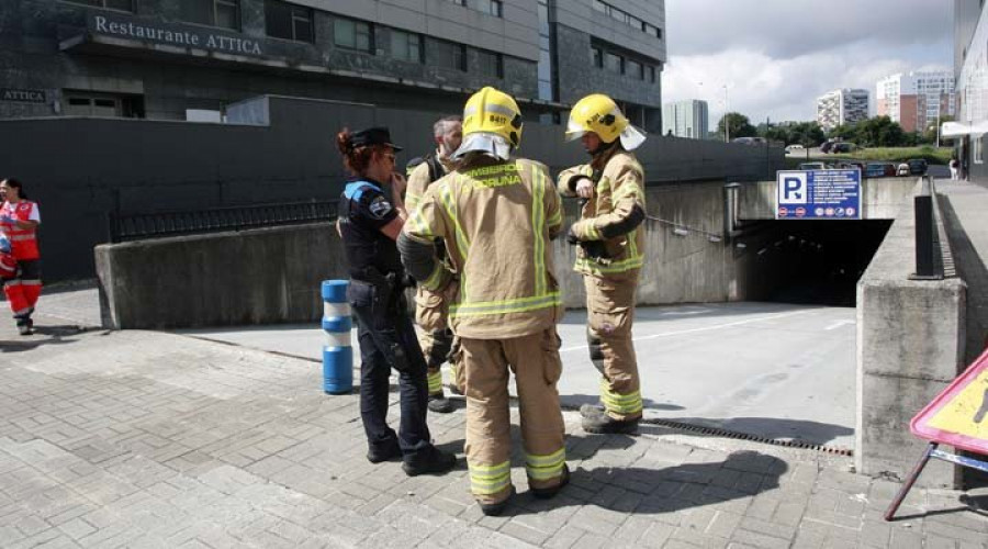 Un incendio en el parking público 
del barrio deja sin luz a Matogrande