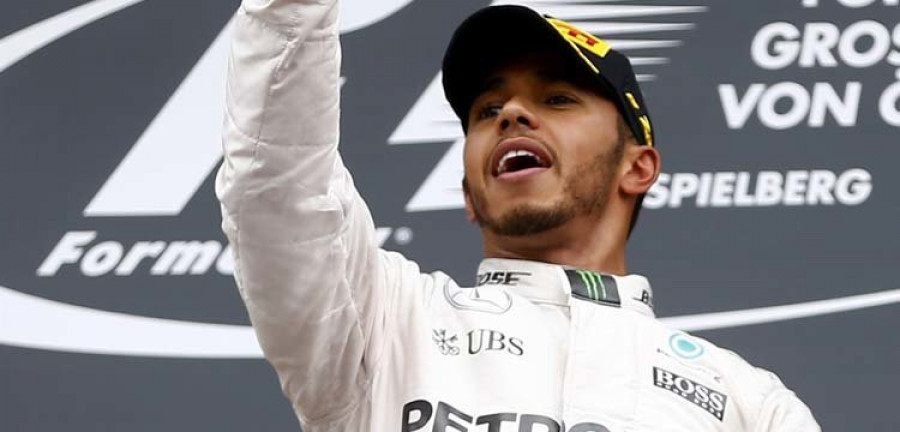 Hamilton gana al límite, Alonso abandona y Sainz remonta