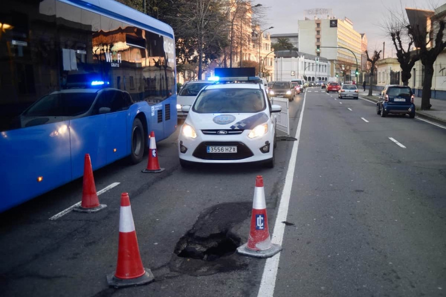 Un socavón se abre de madrugada en la avenida del Puerto y obliga a cortar un carril al tráfico