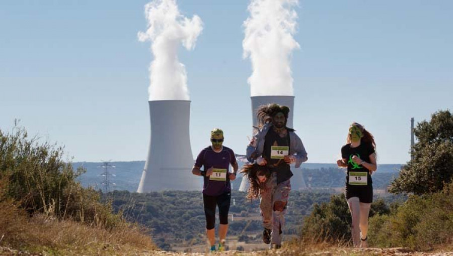 Centenares de zombies protestan contra las nucleares