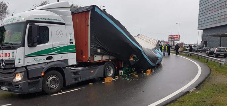 La caida de la carga de un camión provoca el corte de uno de los accesos a Pocomaco desde Alfonso Molina durante siete horas