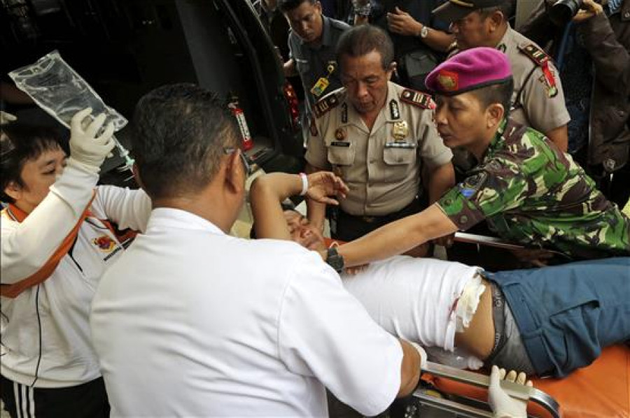 Un muerto y decenas de heridos al estallar un polvorín de la Armada indonesia