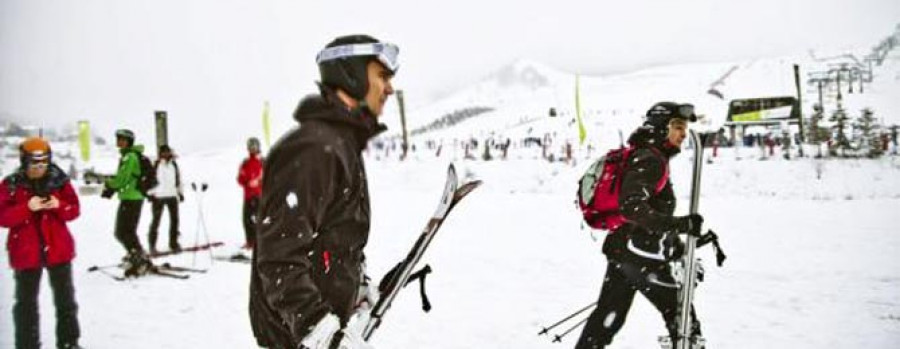 El Príncipe de Asturias disfruta del esquí en Formigal, en el Pirineo oscense