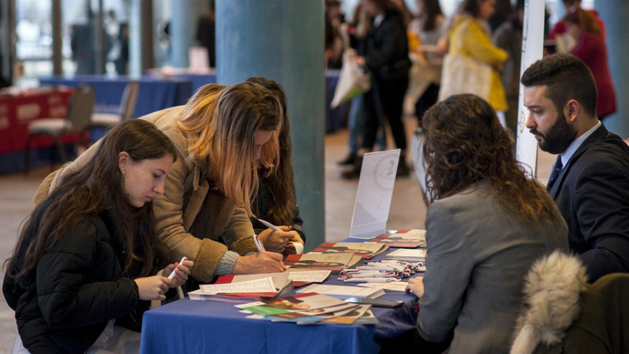 Más de 2.000 alumnos asisten a la feria Unitour para orientar su futuro