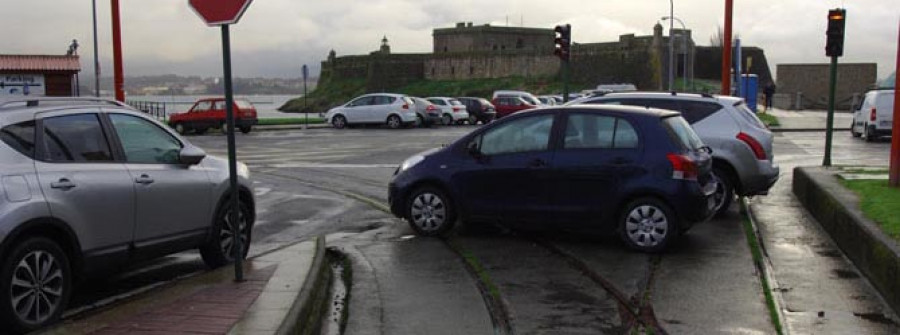 La Policía multa a los coches que aparcan sobre los raíles en desuso del tranvía