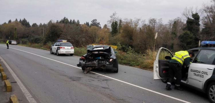 Un kamikaze impacta con su vehículo contra otros dos coches en Bergondo