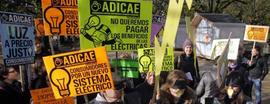 Santiago se une a las concentraciones para exigir un precio justo para la luz