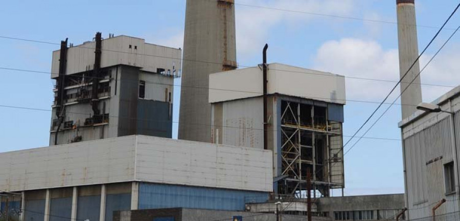 La chimenea de la central térmica de Sabón se derribará en octubre