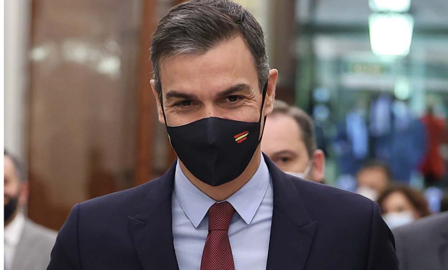 Sánchez y Abascal libran  un tenso duelo con la mirada puesta en el escaño de Casado