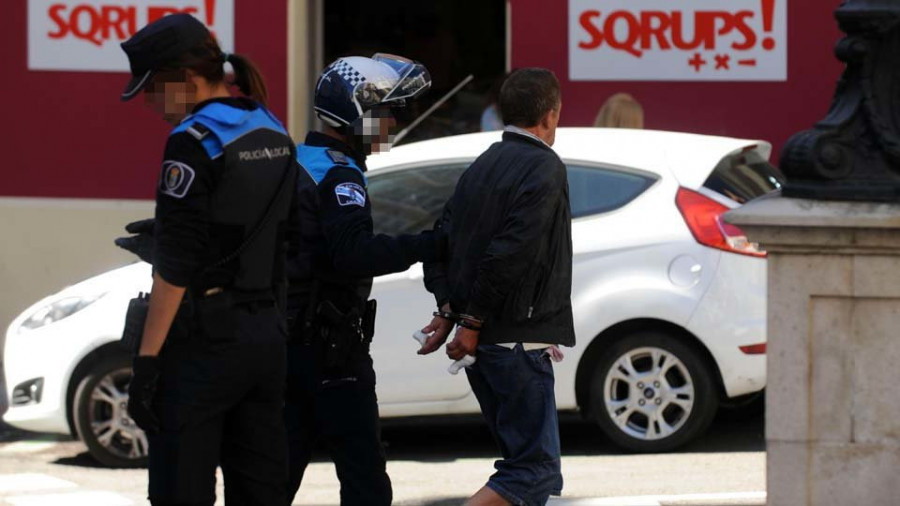 Detenido a un hombre por apuñalar a otro en la calle Panaderas a mediodía