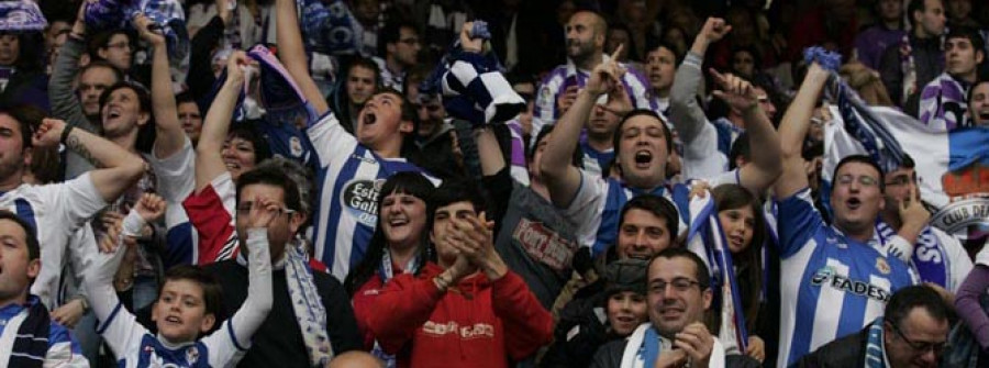 Medio millar de aficionados reciben al Deportivo en Riazor