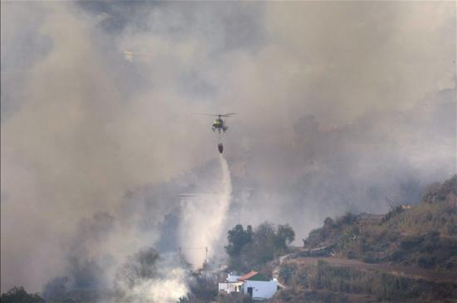 El incendio forestal de Gran Canaria mantiene cuatro frentes activos