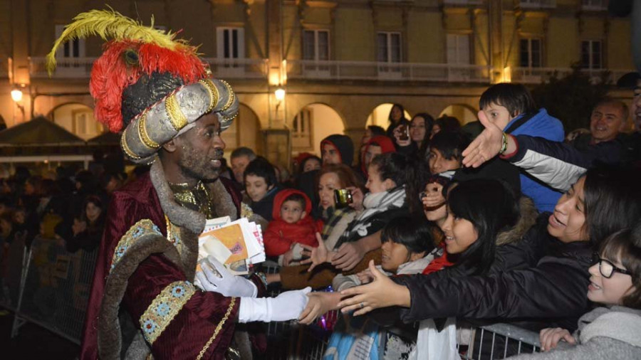 Los Reyes Magos más futboleros visitan la ciudad entre malabares y cabezudos