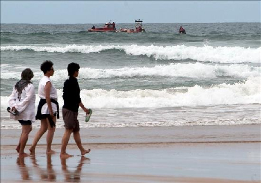 Fallecen dos personas cuando hacían surf en la playa de Zarautz (Guipúzcoa)