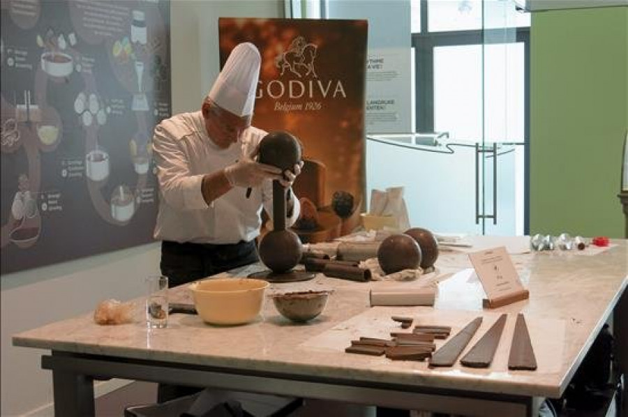 Bélgica celebra el Día del Chocolate con esculturas de chocolate de 550 kilos