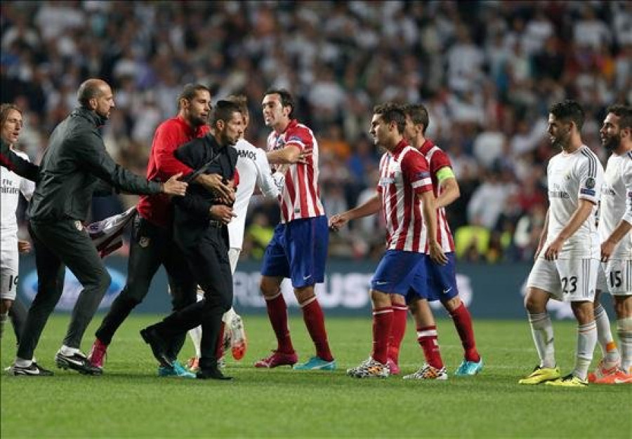 La UEFA abre procedimiento disciplinario por la roja a Simeone y la actitud de Alonso