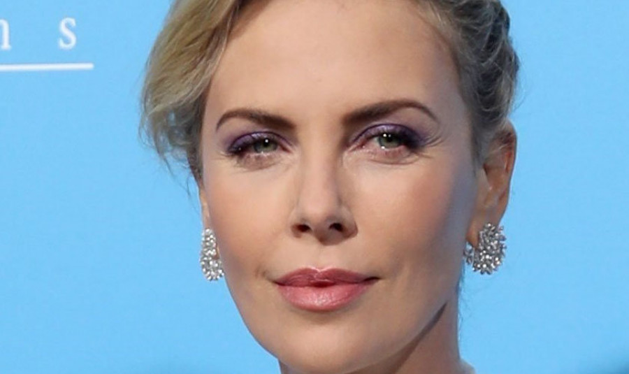 La actriz Charlize Theron asegura que le “encanta mirar a la gente”