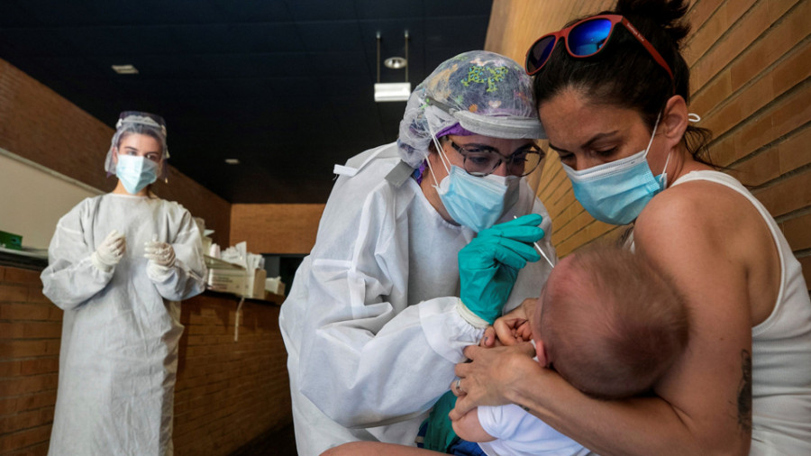 Los positivos en los menores suben del 1% al 12% en la segunda ola de la pandemia