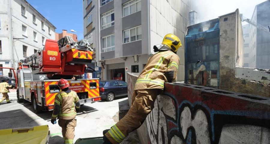 Un sospechoso incendio arrasa un edificio okupado que iba a demolerse