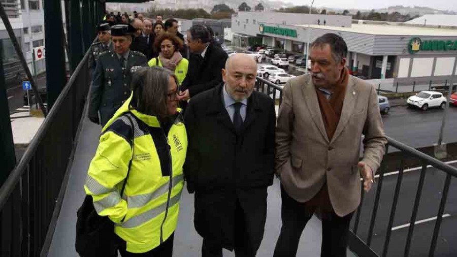 Fomento abre las dos pasarelas peatonales en la N-VI después de trece meses de obras