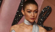 Gigi Hadid se queda en tacones para promocionar bolsos de lujo