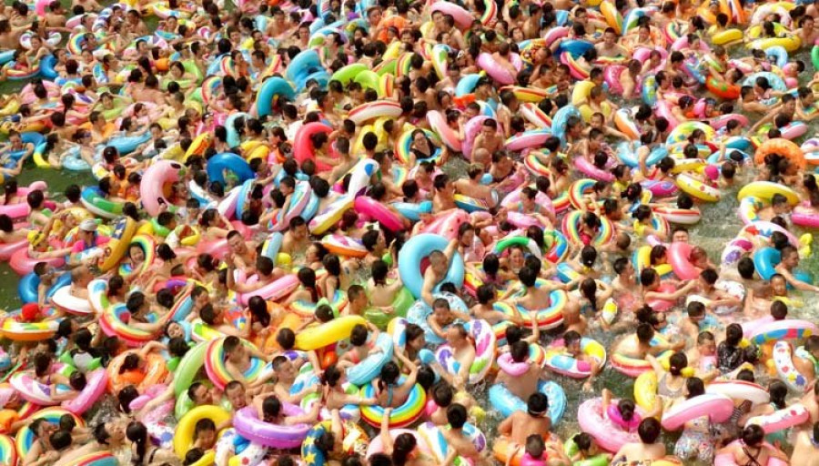 Los chinos se defienden del calor amontonándose en una piscina