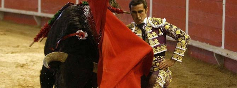 Ventura, El Fandi y Fandiño salen a hombros del Coliseo en la primera tarde de la feria taurina