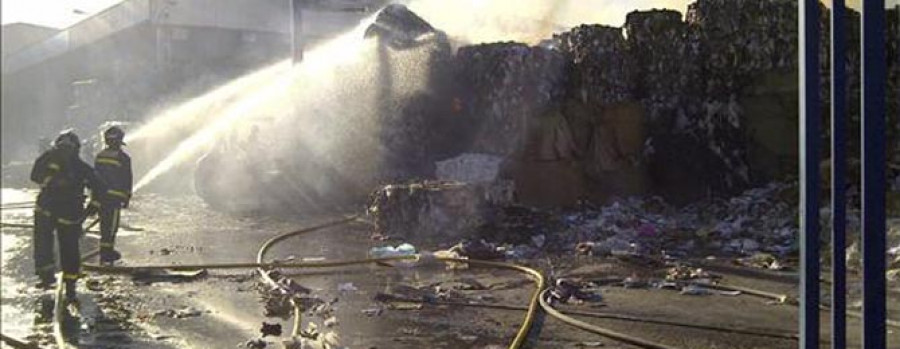 Arde una empresa dedicada al reciclaje de papel en el distrito de Vicálvaro