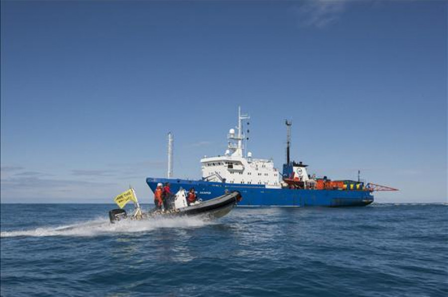 El rompehielos de Greenpeace entra en la ruta ártica sin permiso de Rusia