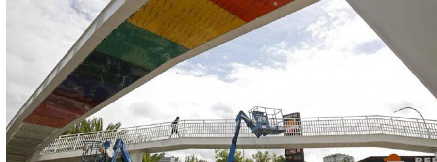 La pasarela peatonal de la Estación de Autobuses se transforma en un arco iris permanente de aluminio