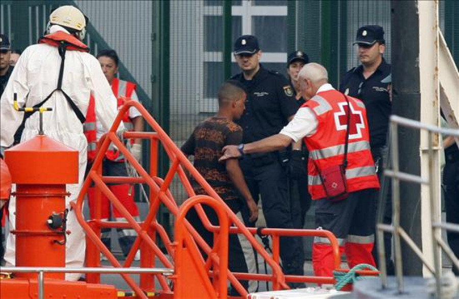 Un crucero rescata a 19 inmigrantes de una patera frente a Almería